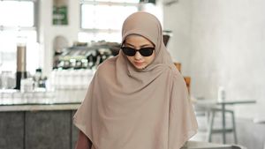 8 Gaya Hijab Syari Natasha Rizky yang Sederhana dan Anggun
