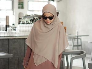 8 Gaya Hijab Syari Natasha Rizky yang Sederhana dan Anggun 8 Gaya Hijab Syari Natasha Rizky yang Sederhana dan Anggun