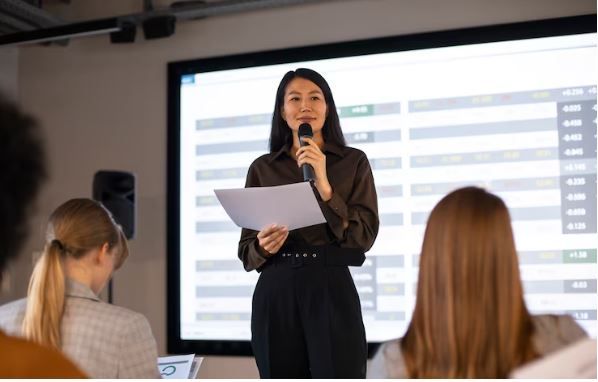 Gaya Public Speaking berdasarkan kacamata psikologi komunikasi. foto freepik.com: freepik