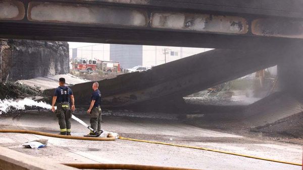 Penampakan Jalan Layang di AS Ambruk Gegara Truk Terbakar