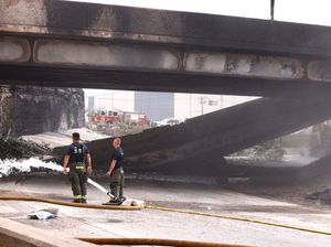 Penampakan Jalan Layang di AS Ambruk Gegara Truk Terbakar