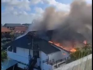 Gudang Hotel Discovery Kartika Plaza Terbakar, 11 Mobil Pemadam Dikerahkan