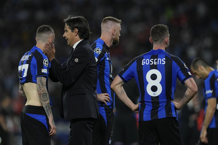 Inter Milan's head coach Simone Inzaghi, second left, comforts his players at the end of the Champions League final soccer match between Manchester City and Inter Milan at the Ataturk Olympic Stadium in Istanbul, Turkey, Sunday, June 11, 2023. Manchester City defeated Inter Milan 1-0. (AP Photo/Antonio Calanni)