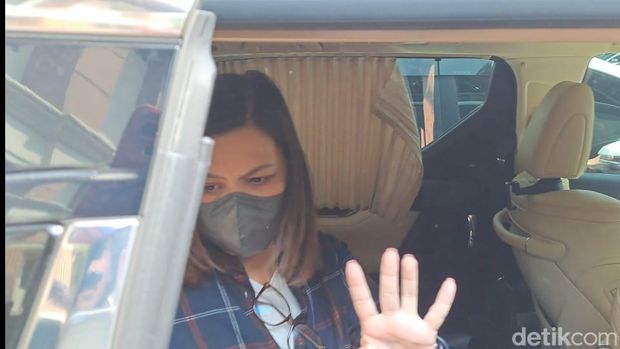 Istri Vincent Rompies saat menjadi saksi dalam sidang cerai Desta dan Natasha Rizki.
