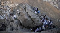 Antusias Jamaah Haji Kunjungi Gua Hira di Jabal Nur