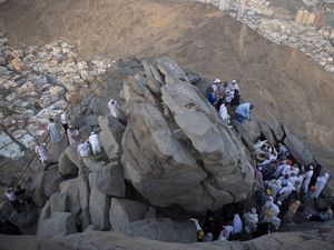Antusias Jamaah Haji Kunjungi Gua Hira di Jabal Nur Antusias Jamaah Haji Kunjungi Gua Hira di Jabal Nur
