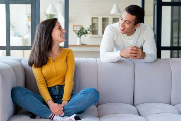 Perempuan dan pria sedang berbincang