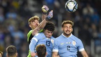 Meski begitu, Uruguay kesulitan membongkar pertahanan Italia pada babak pertama. Skor 0-0 bertahan hingga turun minum. AP/Gustavo Garello  