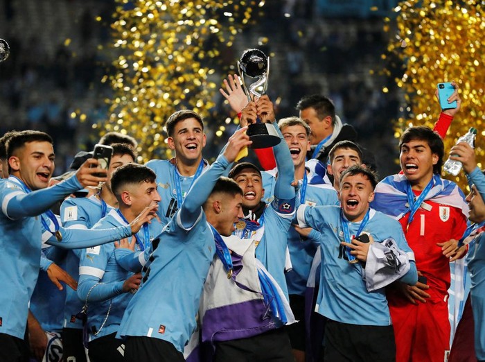 Soccer Football - FIFA Under-20 World Cup - Final - Uruguay v Italy - Estadio Unico Diego Armando Maradona, La Plata, Argentina - June 11, 2023 Uruguay's Fabricio Diaz and teammates celebrate with the trophy after winning the FIFA Under-20 World Cup REUTERS/Agustin Marcarian     TPX IMAGES OF THE DAY