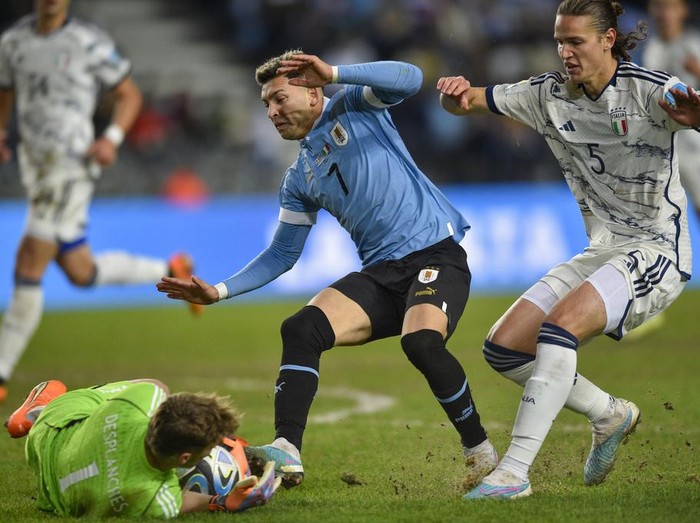 Kalahkan Italia, Uruguay Juara Piala Dunia U-20 2023 Italy's goalkeeper Sebastiano Desplanches, left, catches the ball against Uruguay's Anderson Duarte, center, during the FIFA U-20 World Cup final soccer match at the Diego Maradona stadium in La Plata, Argentina, Sunday, June 11, 2023. (AP Photo/Gustavo Garello)