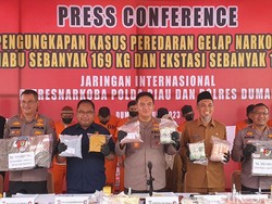 Polda Riau Sita 169 Kg Sabu-Uang Rp 3 Miliar dari 10 Tersangka