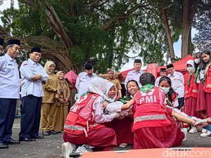 Jelang Tahun Politik, Ketua PMI Jatim Singgung Ambulans Digambari Caleg Jelang Tahun Politik, Ketua PMI Jatim Singgung Ambulans Digambari Caleg