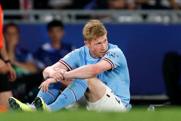 ISTANBUL, TURKEY - JUNE 10: Kevin De Bruyne of Manchester City is injured during the UEFA Champions League 2022/23 final match between FC Internazionale and Manchester City at Ataturk Olympic Stadium on June 10, 2023 in Istanbul, Turkey. (Photo by Richard Sellers/Sportsphoto/Allstar via Getty Images)