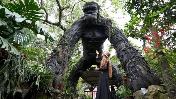 Kreatif! Seniman Ini Bikin Patung Raksasa dari Ban Bekas