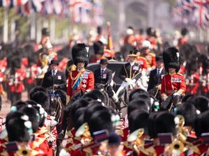 London Bak Neraka, Tentara Kerajaan Pingsan Saat Latihan Pawai London Bak Neraka, Tentara Kerajaan Pingsan Saat Latihan Pawai