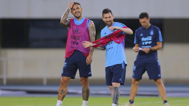 Soccer Football - International Friendly - Argentina training - Beijing Olympic Stadium, Beijing, China - June 11, 2023Argentina's Lionel Messi with Leandro Paredes during trainingAFA/Handout via REUTERSATTENTION EDITORS - THIS IMAGE HAS BEEN SUPPLIED BY A THIRD PARTY. NO RESALES. NO ARCHIVES