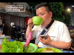 Makan Nasi Uduk Kaki Lima, YouTuber Korea Ini Malah Minum Air Kobokan!