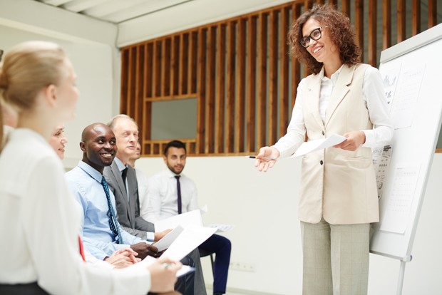 Melatih gerak tubuh dalam suatu kelompok kecil/ Foto: Freepik/ pressfoto Ilustrasi melatih gerakan tubuh dan intonasi dalam suatukelompok kecil yang efektif