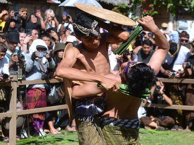 Melihat Aksi Perang Pandan Berduri di Bali