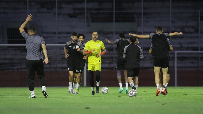 Melihat Latihan Perdana Timnas Palestina di Stadion Gelora 10 November Sejumlah pesepak bola Timnas Palestina melakukan pemanasan saat latihan perdana di Stadion Gelora 10 November, Surabaya, Jawa Timur, Minggu (11/6/2023). Latihan tersebut dalam rangka persiapan jelang FIFA Matchday melawan Timnas Indonesia pada Rabu (14/6/2023). ANTARA FOTO/Moch Asim/nz