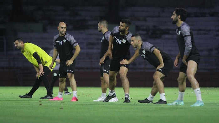 Melihat Latihan Perdana Timnas Palestina di Stadion Gelora 10 November Sejumlah pesepak bola Timnas Palestina melakukan pemanasan saat latihan perdana di Stadion Gelora 10 November, Surabaya, Jawa Timur, Minggu (11/6/2023). Latihan tersebut dalam rangka persiapan jelang FIFA Matchday melawan Timnas Indonesia pada Rabu (14/6/2023). ANTARA FOTO/Moch Asim/nz