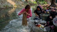 Menghemat Air Bersih, Warga Tangerang Pilih Cuci Baju di Sungai
