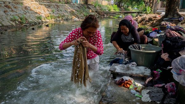 Menghemat Air Bersih, Warga Tangerang Pilih Cuci Baju di Sungai