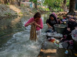 Menghemat Air Bersih, Warga Tangerang Pilih Cuci Baju di Sungai