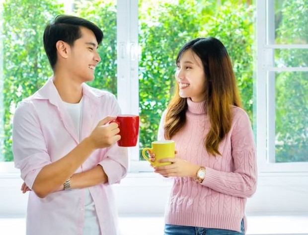 Perempuan dan pria sedang berbincang