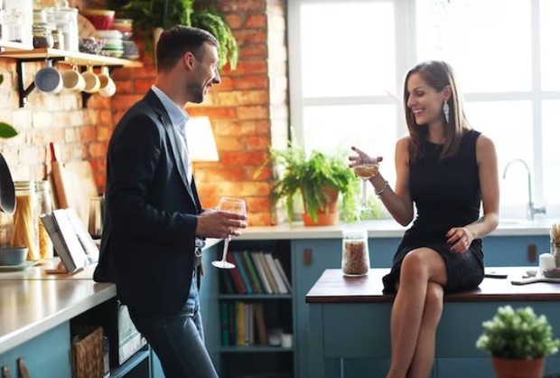 Perempuan dan pria sedang mengobrol