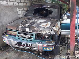 Mobil Warga Menganti Gresik Hangus Diduga Dibakar Orang Tak Dikenal Mobil Warga Menganti Gresik Hangus Diduga Dibakar Orang Tak Dikenal