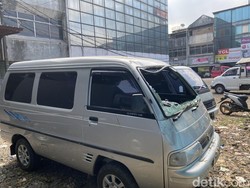 Tak Ada Angin dan Hujan, Dahan Pohon Beringin Patah Timpa Mobil-Kios