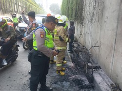Tangan Pengemudi Melepuh Saat Padamkan Motor Terbakar di Underpass Jaksel
