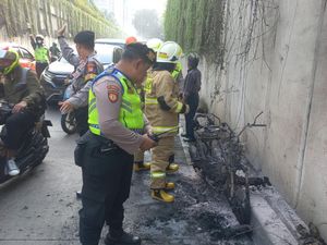 Tangan Pengemudi Melepuh Saat Padamkan Motor Terbakar di Underpass Jaksel Tangan Pengemudi Melepuh Saat Padamkan Motor Terbakar di Underpass Jaksel