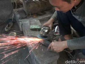 Pandai Besi Lamongan Kebanjiran Order Jelang Idul Adha Pandai Besi Lamongan Kebanjiran Order Jelang Idul Adha