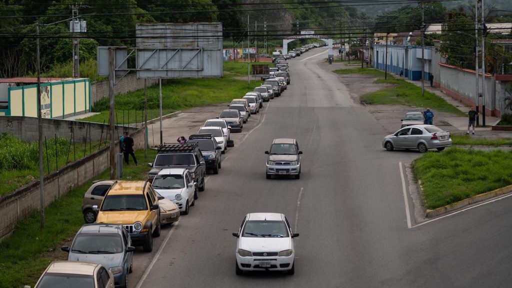 Pasokan BBM di Venezuela Menipis, Mobil Antre Panjang di Pom Bensin Pasokan BBM di Venezuela Menipis, Mobil Antre Panjang di Pom Bensin