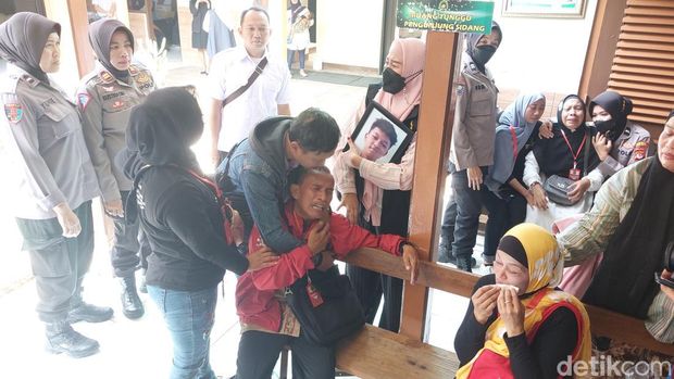 Pembacok pelajar kelas II SMK di Simpang Pomad, Kota Bogor divonis 9 tahun. Pihak keluarga korban kecewa, mengamuk, hingga berteriak histeris. (M Sholihin/detikcom)