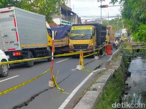 Duh! Jalan Prambanan-Manisrenggo Klaten Ambles gegara Dilalui Truk Uruk Tol