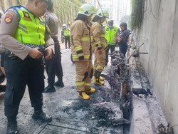 Motor Terbakar di Underpass Kebayoran Lama Jaksel, Pengemudi Selamat