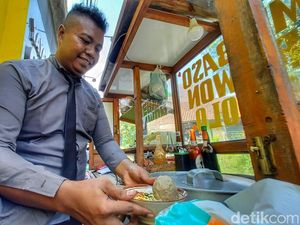 Kerennya Penjual Bakso Berdasi hingga Pikat Banyak Pelanggan Kerennya Penjual Bakso Berdasi hingga Pikat Banyak Pelanggan