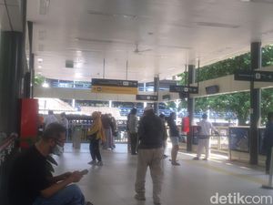 Pengguna TransJ Pilih Tetap Bermasker agar Tak Tertular Sakit