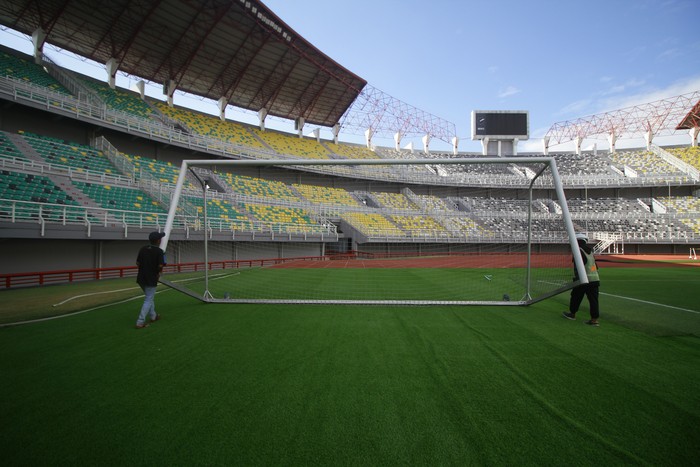 Pekerja menyapu rumput kering di Stadion Gelora Bung Tomo, Surabaya, Jawa Timur, Minggu (11/6/2023). Perawatan rutin tersebut dilakukan untuk persiapan lapangan jelang pertandingan FIFA Matchday antara Timnas Indonesia melawan Timnas Palestina pada Rabu (14/6/2023). ANTARA FOTO/Moch Asim/nz
