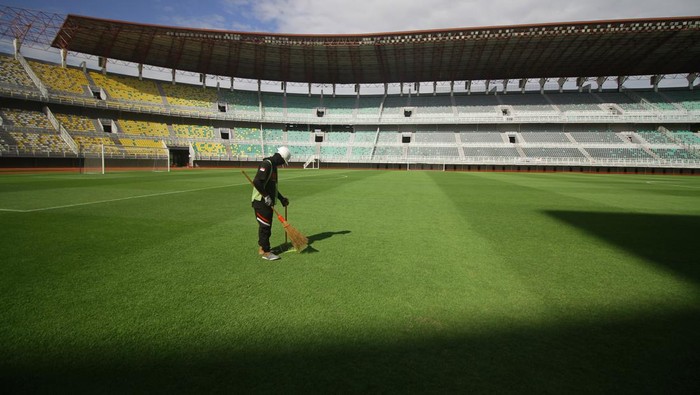 Perawatan Stadion Bung Tomo Jelang FIFA Matchday Indonesia Vs Palestina Pekerja menyapu rumput kering di Stadion Gelora Bung Tomo, Surabaya, Jawa Timur, Minggu (11/6/2023). Perawatan rutin tersebut dilakukan untuk persiapan lapangan jelang pertandingan FIFA Matchday antara Timnas Indonesia melawan Timnas Palestina pada Rabu (14/6/2023). ANTARA FOTO/Moch Asim/nz