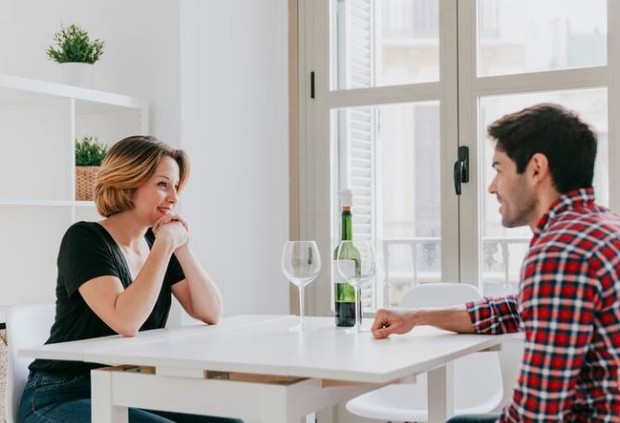 Perempuan dan pria sedang mengobrol