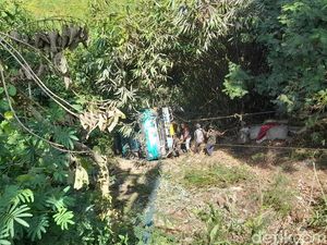 Sulitnya Evakuasi Truk yang Masuk Jurang di Sumedang