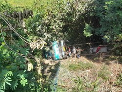 Sulitnya Evakuasi Truk yang Masuk Jurang di Sumedang