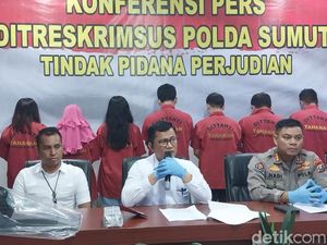 Polisi Tangkap 10 Orang Saat Gerebek Markas Judi Online di Medan, 3 Wanita Polisi Tangkap 10 Orang Saat Gerebek Markas Judi Online di Medan, 3 Wanita