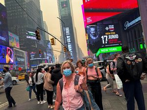 Potret Warga AS Bermasker Gegara Kabut Asap Potret Warga AS Bermasker Gegara Kabut Asap