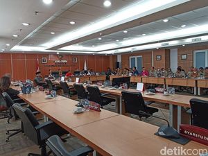 Rapat Bareng Pemprov DKI, DPRD Cecar soal Upah PJLP di Bawah UMP 2023 Rapat Bareng Pemprov DKI, DPRD Cecar soal Upah PJLP di Bawah UMP 2023