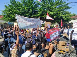 Ratusan Warga di Kediri Demo Tuntut Penerbitan Sertifikat Tanah PTSL Ratusan Warga di Kediri Demo Tuntut Penerbitan Sertifikat Tanah PTSL